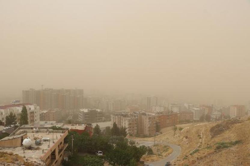 Mardinde toz bulutu, Diyarbakırda sağanak etkili oldu