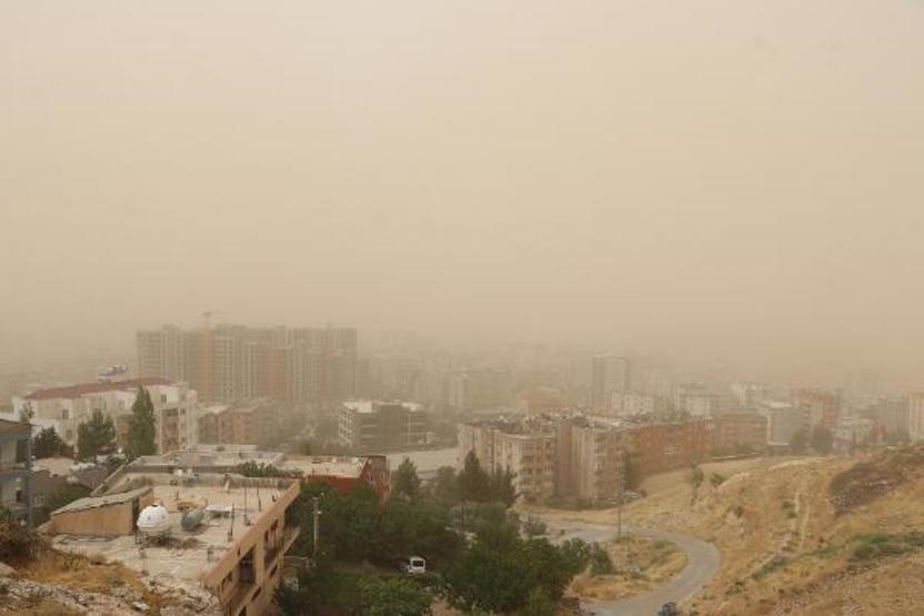 Mardinde toz bulutu, Diyarbakırda sağanak etkili oldu