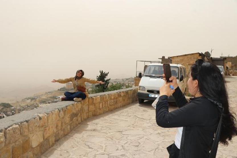 Mardinde toz bulutu, Diyarbakırda sağanak etkili oldu