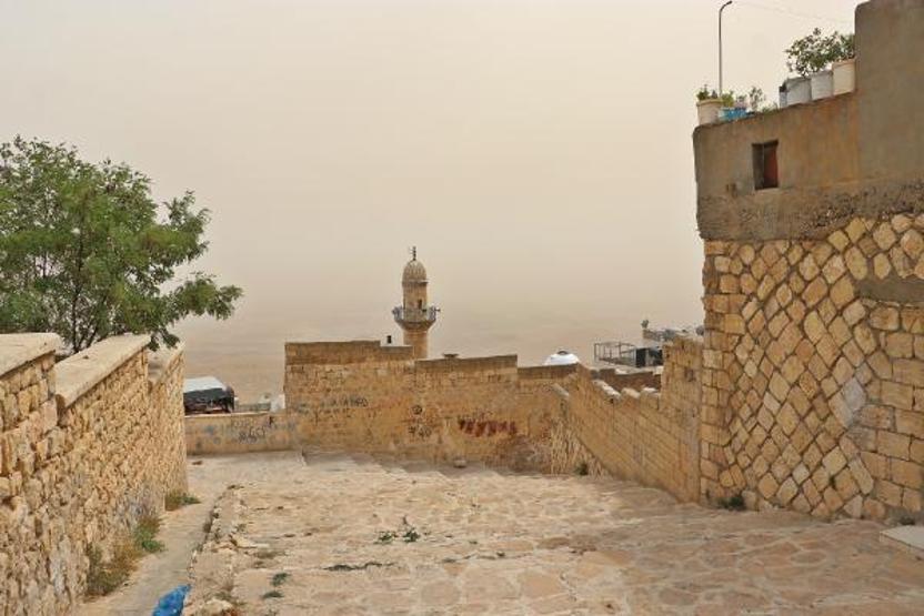 Mardinde toz bulutu, Diyarbakırda sağanak etkili oldu