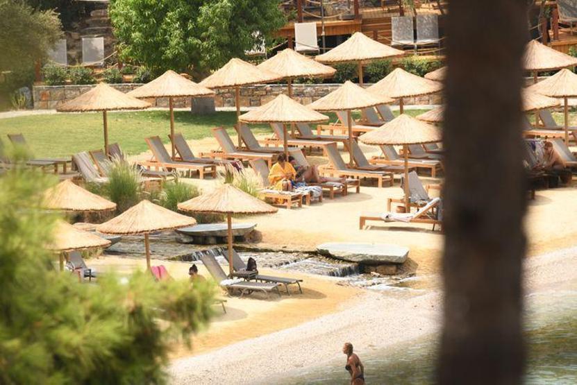 Seda Akman kabine gitmeye üşendi, plajda soyundu