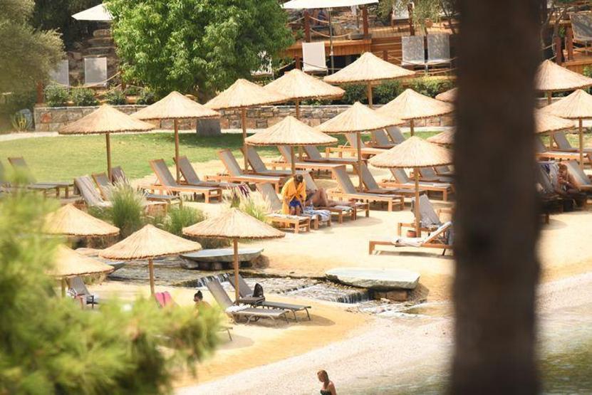 Seda Akman kabine gitmeye üşendi, plajda soyundu