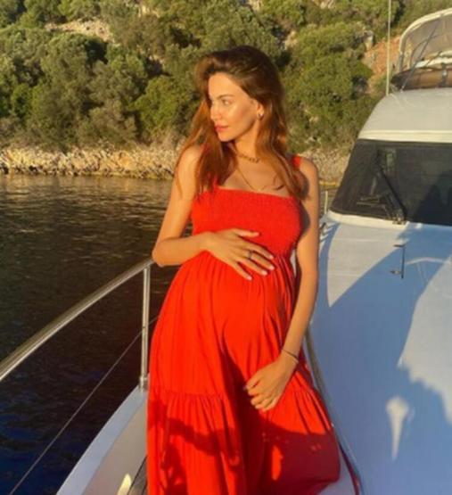 Şilan Makal Sürpriz notuyla bebeğinin cinsiyetini açıkladı