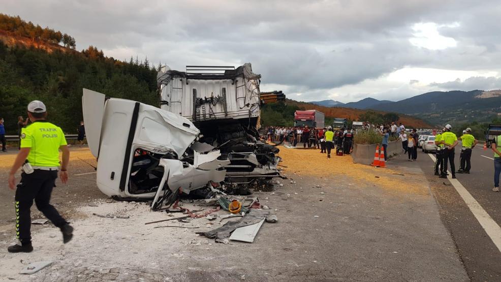 Boluda 1 kamyon ile 2 TIR çarpıştı: 1 ölü, 2 yaralı