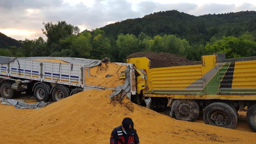 Boluda 1 kamyon ile 2 TIR çarpıştı: 1 ölü, 2 yaralı