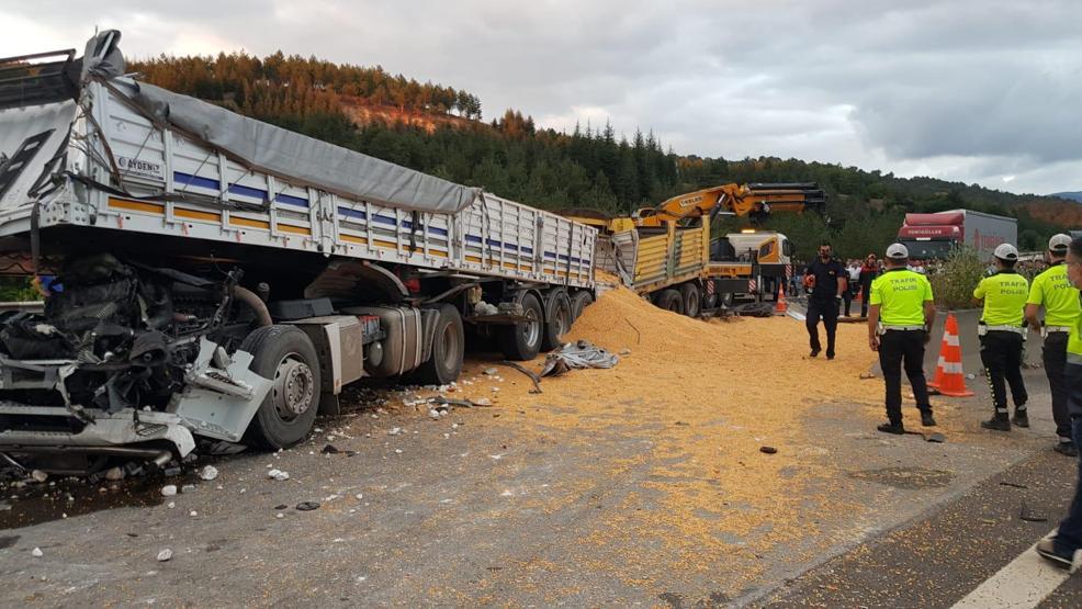 Boluda 1 kamyon ile 2 TIR çarpıştı: 1 ölü, 2 yaralı