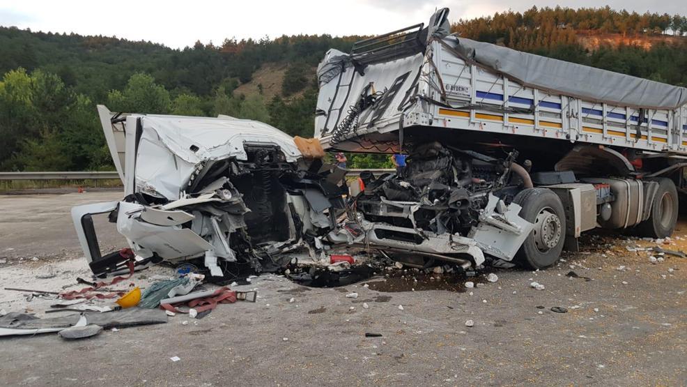 Boluda 1 kamyon ile 2 TIR çarpıştı: 1 ölü, 2 yaralı