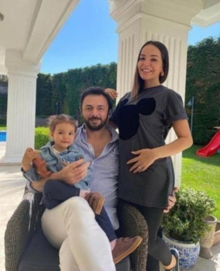 Bengü eşi ve kızı ile birlikte verdiği poza Dördüncümüz bekleniyor notunu düştü