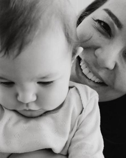 Bengü eşi ve kızı ile birlikte verdiği poza Dördüncümüz bekleniyor notunu düştü