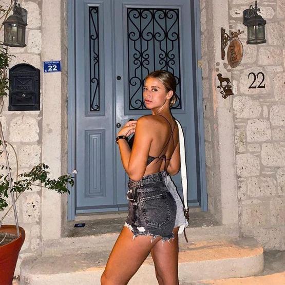 Survivor Aleynadan mini şortlu tatil paylaşımı