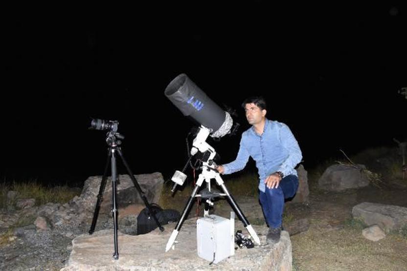 Gece yıldızlar altındaki Nemrut Krater Gölünü görüntüledi