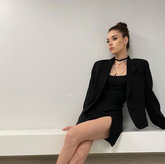 Afra Saraçoğlu kusursuz fiziği ile büyüledi