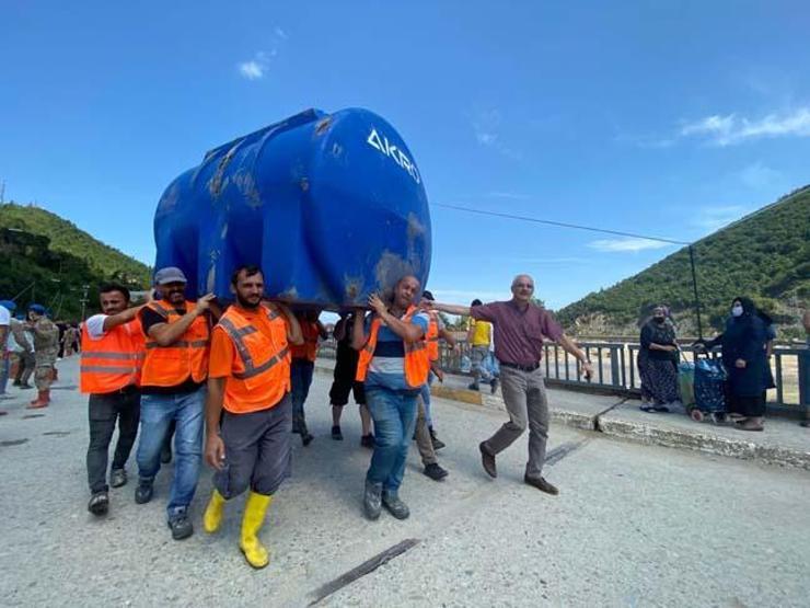 Ayancık Köprüsünde yardım için insan zinciri oluşturuldu