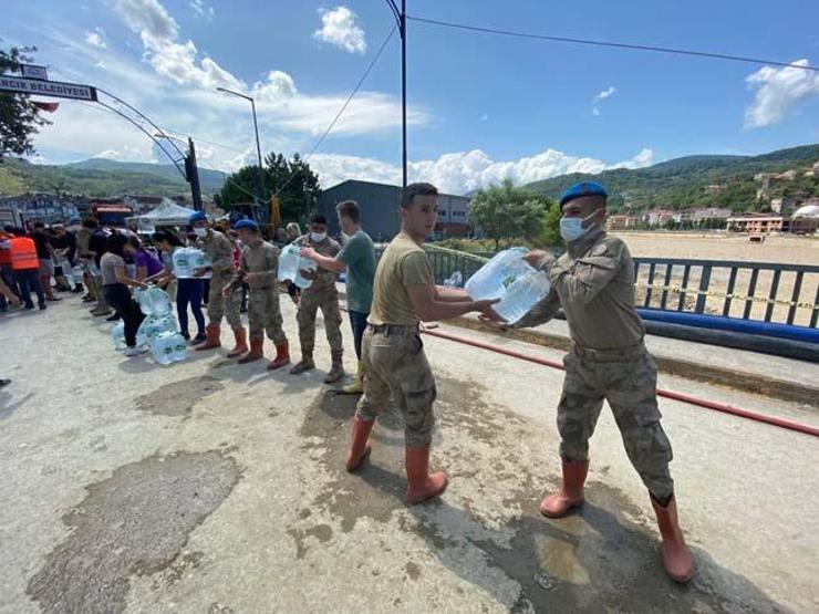 Ayancık Köprüsünde yardım için insan zinciri oluşturuldu