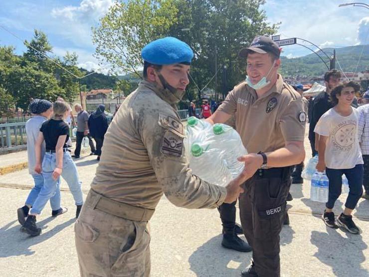Ayancık Köprüsünde yardım için insan zinciri oluşturuldu