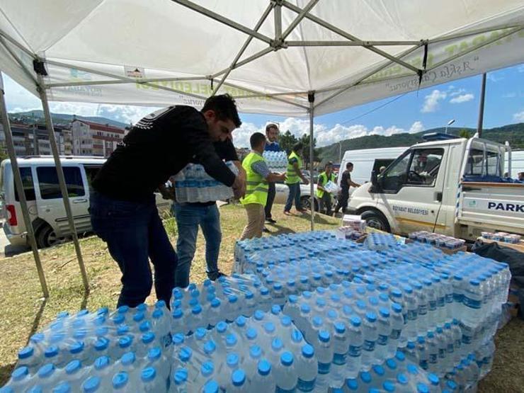 Ayancık Köprüsünde yardım için insan zinciri oluşturuldu