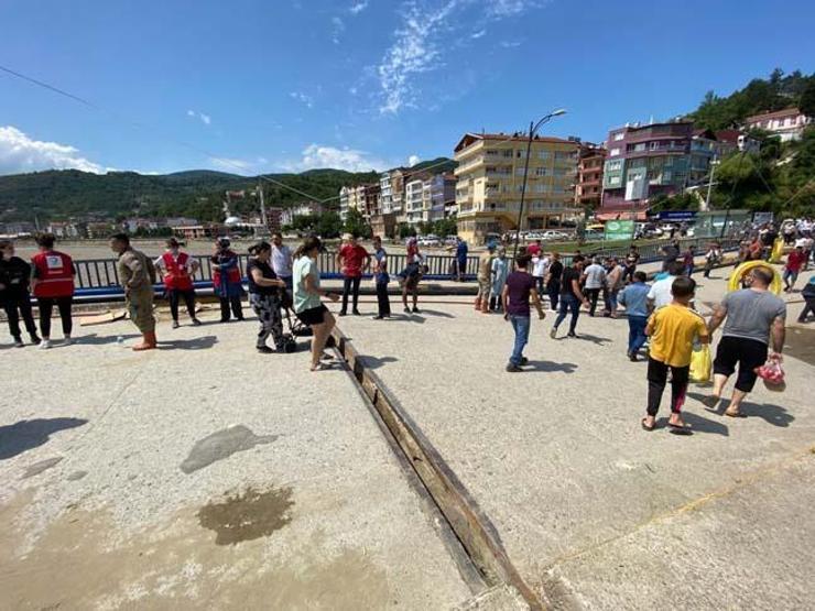 Ayancık Köprüsünde yardım için insan zinciri oluşturuldu