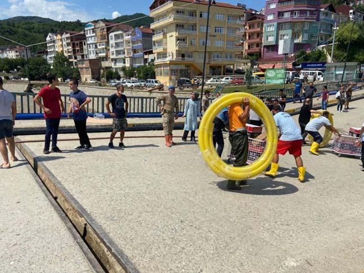Ayancık Köprüsünde yardım için insan zinciri oluşturuldu
