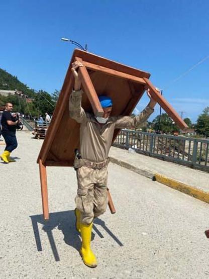 Ayancık Köprüsünde yardım için insan zinciri oluşturuldu