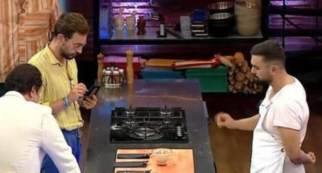 MasterChef Ali Uysaldan Somer Sivrioğluna anlamlı hediye
