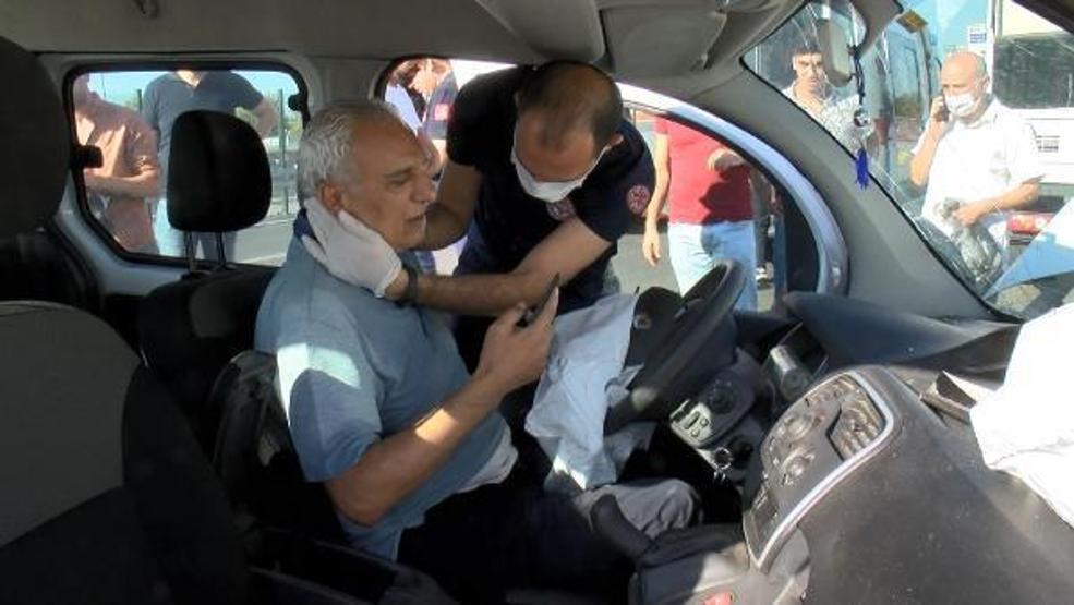 Kaza yapan sürücü şokun etkisiyle aracından inemedi