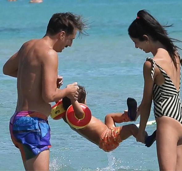 Beyza Şekerci ile Engin Hepileri, deniz ve güneşin tadını çıkarıyor