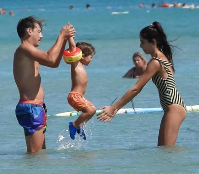 Beyza Şekerci ile Engin Hepileri, deniz ve güneşin tadını çıkarıyor