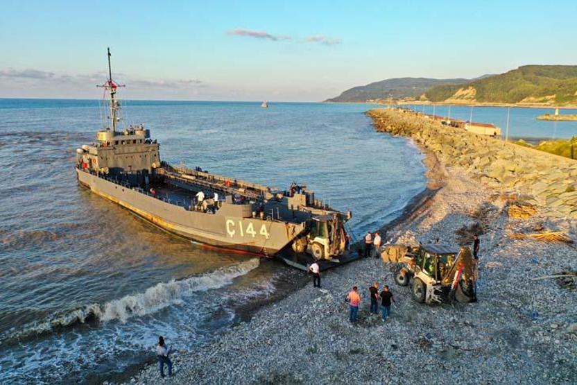 Sel bölgesine çıkarma gemisiyle yardım