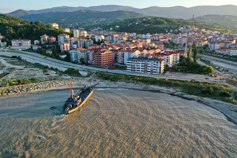 Sel bölgesine çıkarma gemisiyle yardım