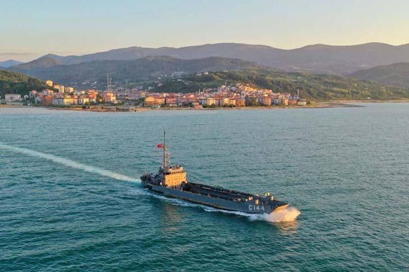 Sel bölgesine çıkarma gemisiyle yardım