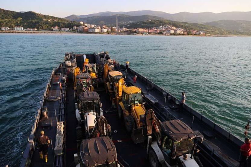 Sel bölgesine çıkarma gemisiyle yardım