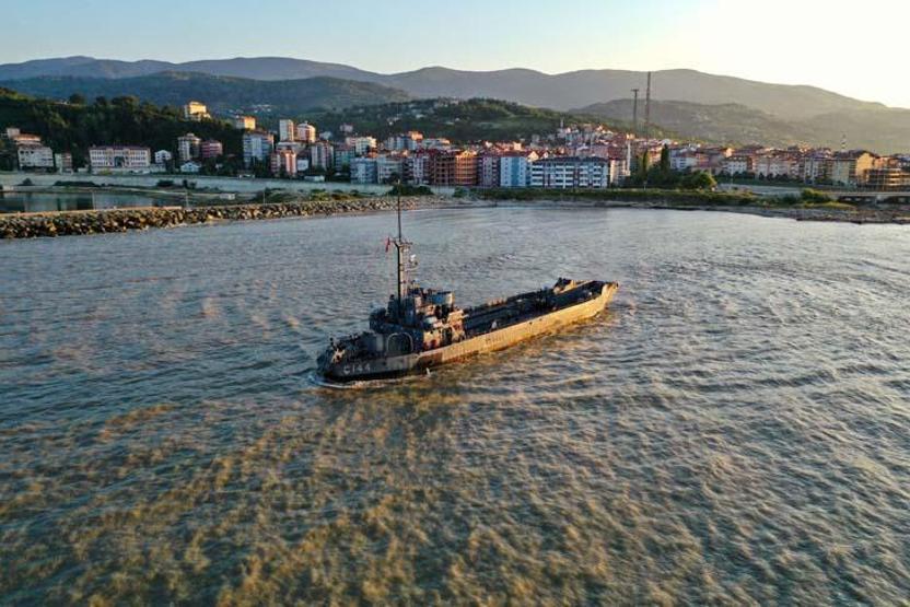 Sel bölgesine çıkarma gemisiyle yardım