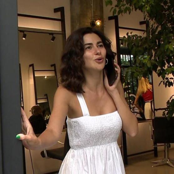 Nesrin Cavadzade kumsalda verdiği pozlarla dikkat çekti