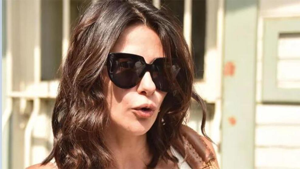 Nesrin Cavadzade kumsalda verdiği pozlarla dikkat çekti