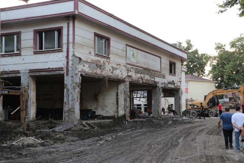 Sel suları 5 metreyi aştı: Bozkurtta duvarlarda izler silinmedi