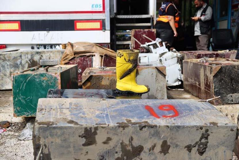 Sel sonrası bulunan para kasaları sahiplerine teslim ediliyor
