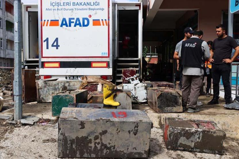 Sel sonrası bulunan para kasaları sahiplerine teslim ediliyor