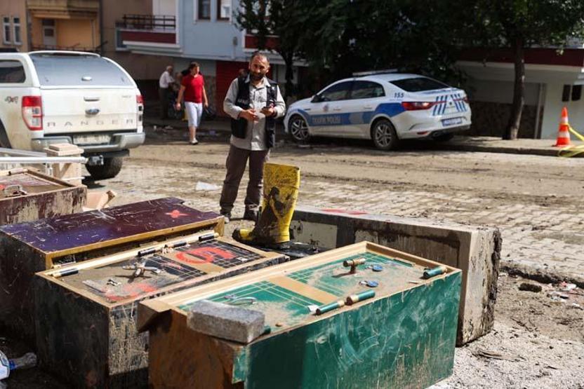 Sel sonrası bulunan para kasaları sahiplerine teslim ediliyor