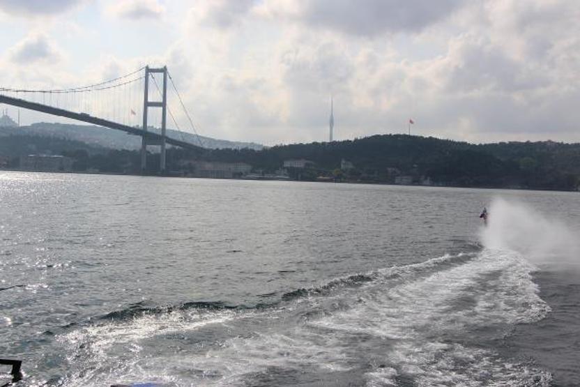 İstanbul Boğaz’ında ilk; Motokros efsanesi Boğazı su üstünde geçti