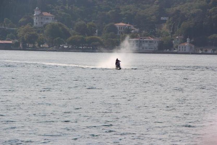 İstanbul Boğaz’ında ilk; Motokros efsanesi Boğazı su üstünde geçti