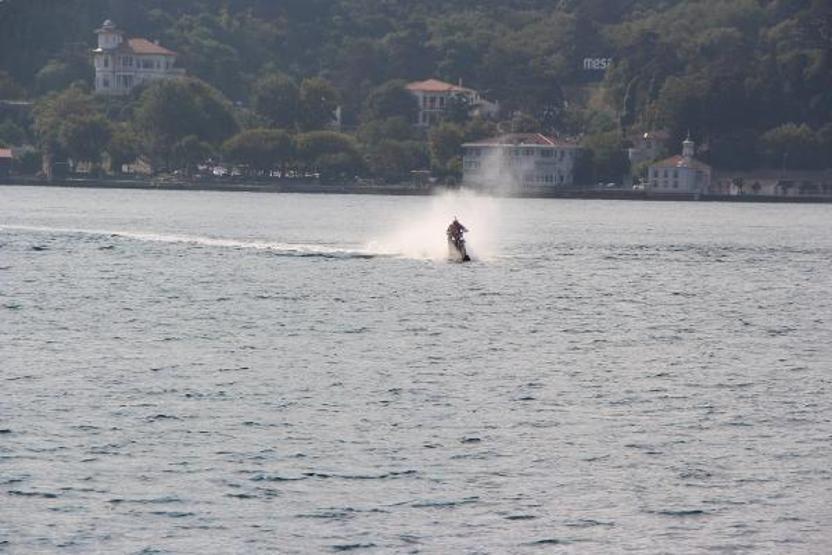 İstanbul Boğaz’ında ilk; Motokros efsanesi Boğazı su üstünde geçti