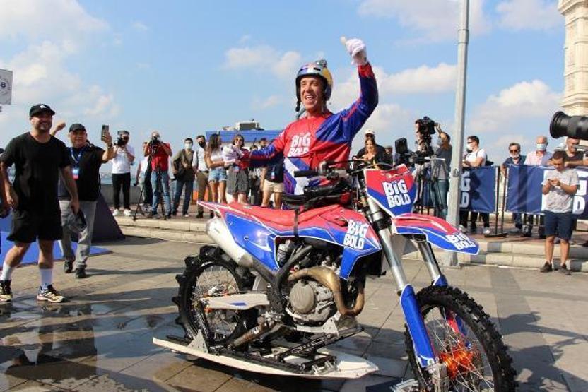 İstanbul Boğaz’ında ilk; Motokros efsanesi Boğazı su üstünde geçti