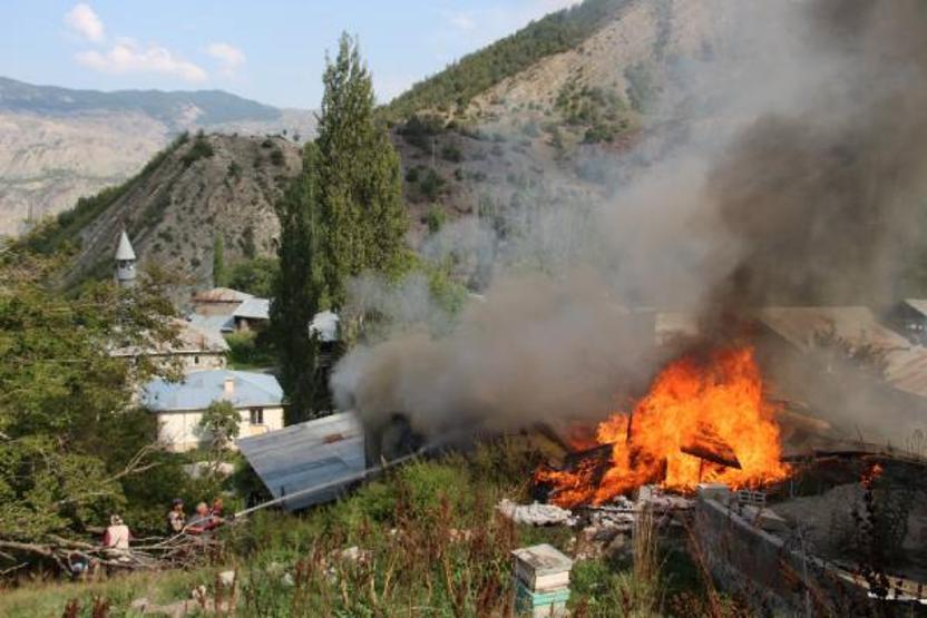 Mahallede korkutan yangın; 6 ev alevlere teslim