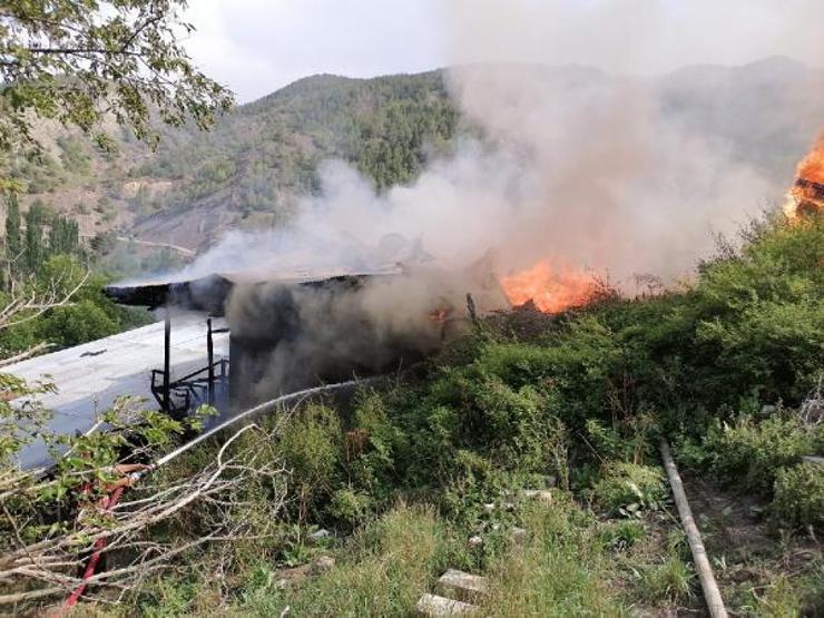 Mahallede korkutan yangın; 6 ev alevlere teslim