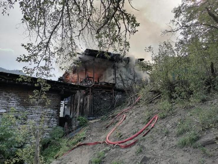 Mahallede korkutan yangın; 6 ev alevlere teslim