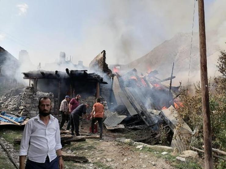 Mahallede korkutan yangın; 6 ev alevlere teslim