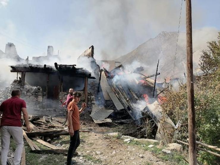 Mahallede korkutan yangın; 6 ev alevlere teslim