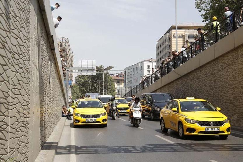 Taksimde sinir krizi geçiren turist, bindiği taksiyi yumruklayıp tekme attı