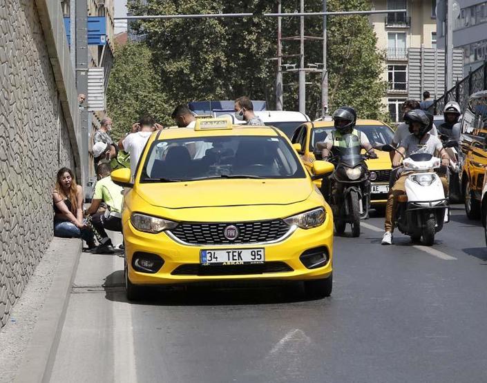 Taksimde sinir krizi geçiren turist, bindiği taksiyi yumruklayıp tekme attı