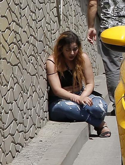 Taksimde sinir krizi geçiren turist, bindiği taksiyi yumruklayıp tekme attı